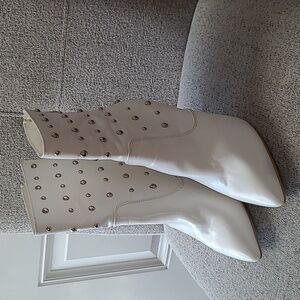 Jessica colyle, little scratch on left heel